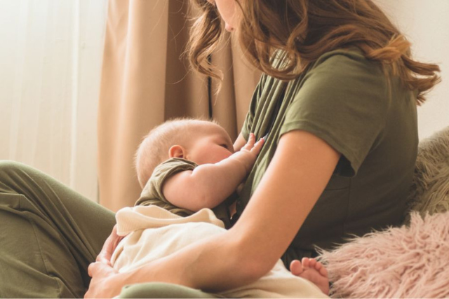 Cho con bú cũng giúp cải thiện vòng eo