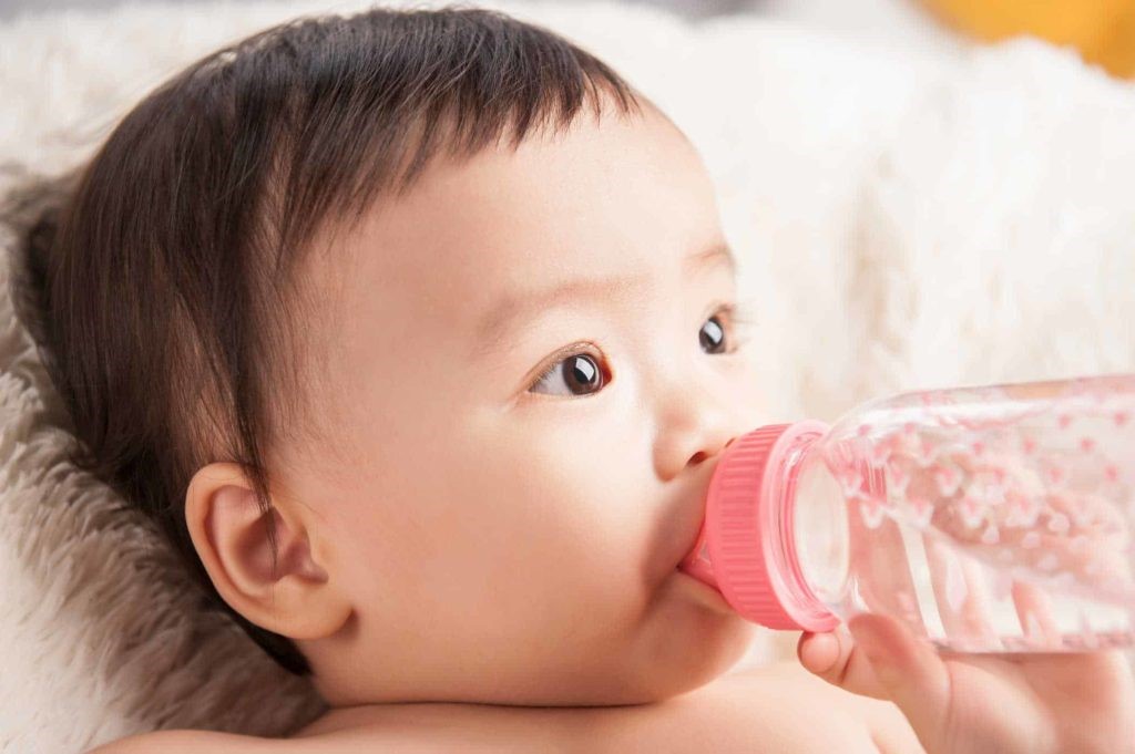 Trong giai đoạn con bị sốt, nên bổ sung nước nhiều cho bé