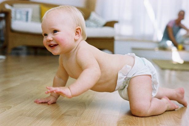 Cha mẹ sẽ dễ nhận ra những dấu hiệu khi bé tập bò