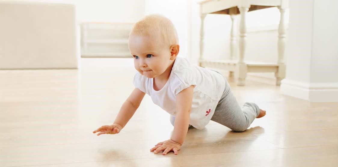 Nên chọn những trang phục mềm mại để bé không bị xây xước cơ thể