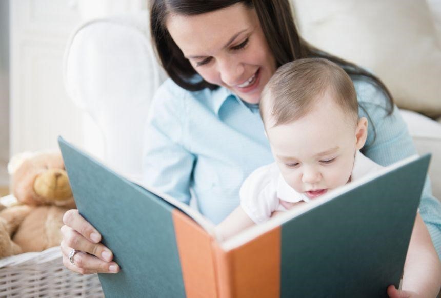 Đọc sách với con, cho con nghe giúp tình cảm gắn kết hơn