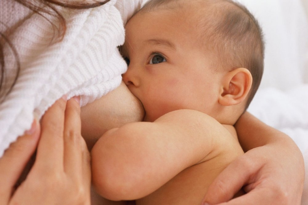 Trẻ bị vàng da nên được bú mẹ thường xuyên