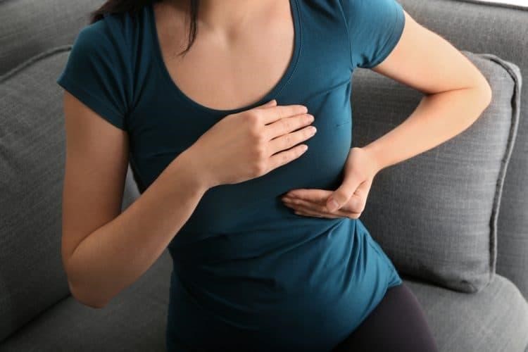 Ngực to và nhạy cảm hơn khi mẹ bắt đầu mang thai