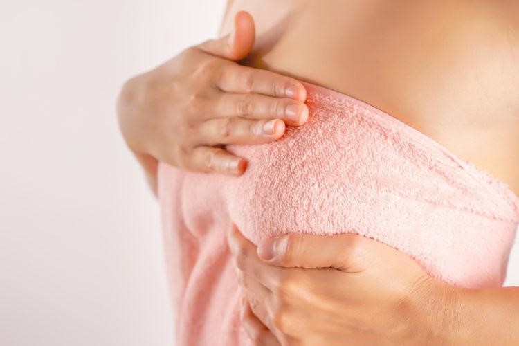 Mẹ cũng nên thực hiện massage ngực để có nhiều sữa