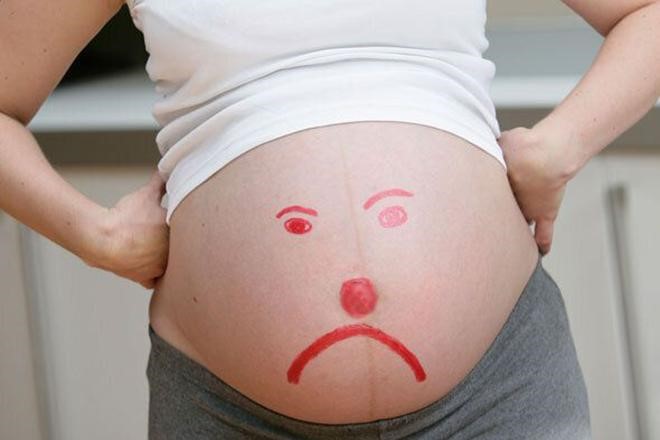 Mẹ bầu bị đau bụng khi mang thai có thể là do táo bón