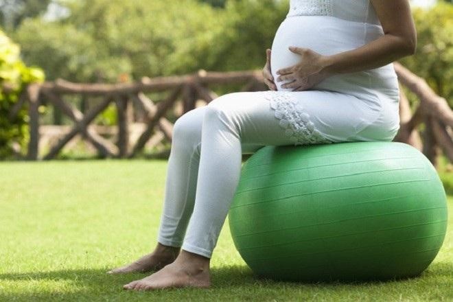 Các bài tập với bóng giúp mẹ cải thiện tốt tình trạng đau khớp háng