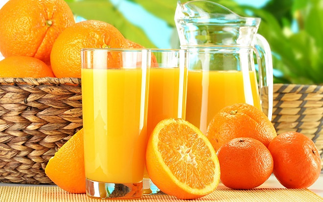 Trong cam có nhiều vitamin C giúp con có một đôi lông mi cong, dài