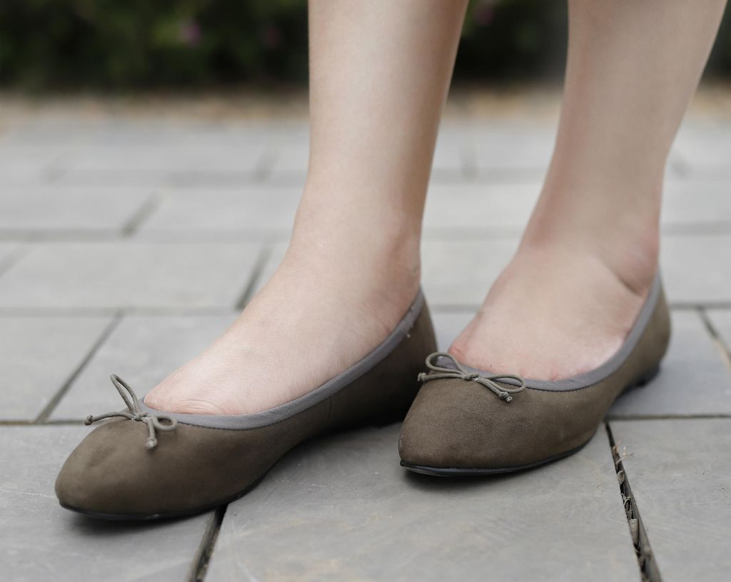 Mang giày đế bệt giúp mẹ bầu an toàn hơn khi di chuyển