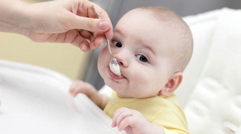 Giai đoạn ăn dặm cha mẹ cần chú ý để cho con ăn đúng cách