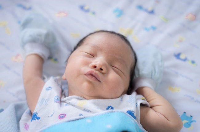 Mẹ cần nắm bắt một số kiến thức chăm sóc để chăm sóc bé tốt nhất