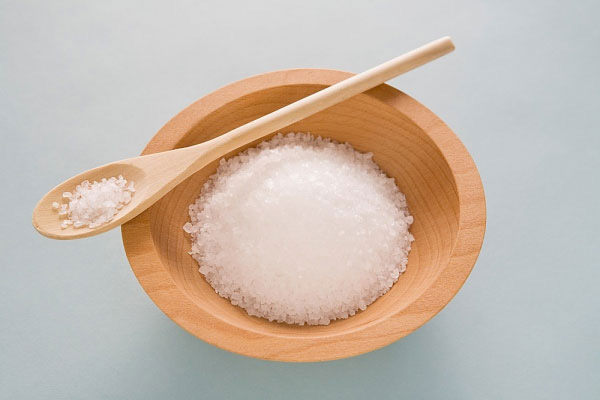 Chườm muối nóng để giảm cảm giác ù tai