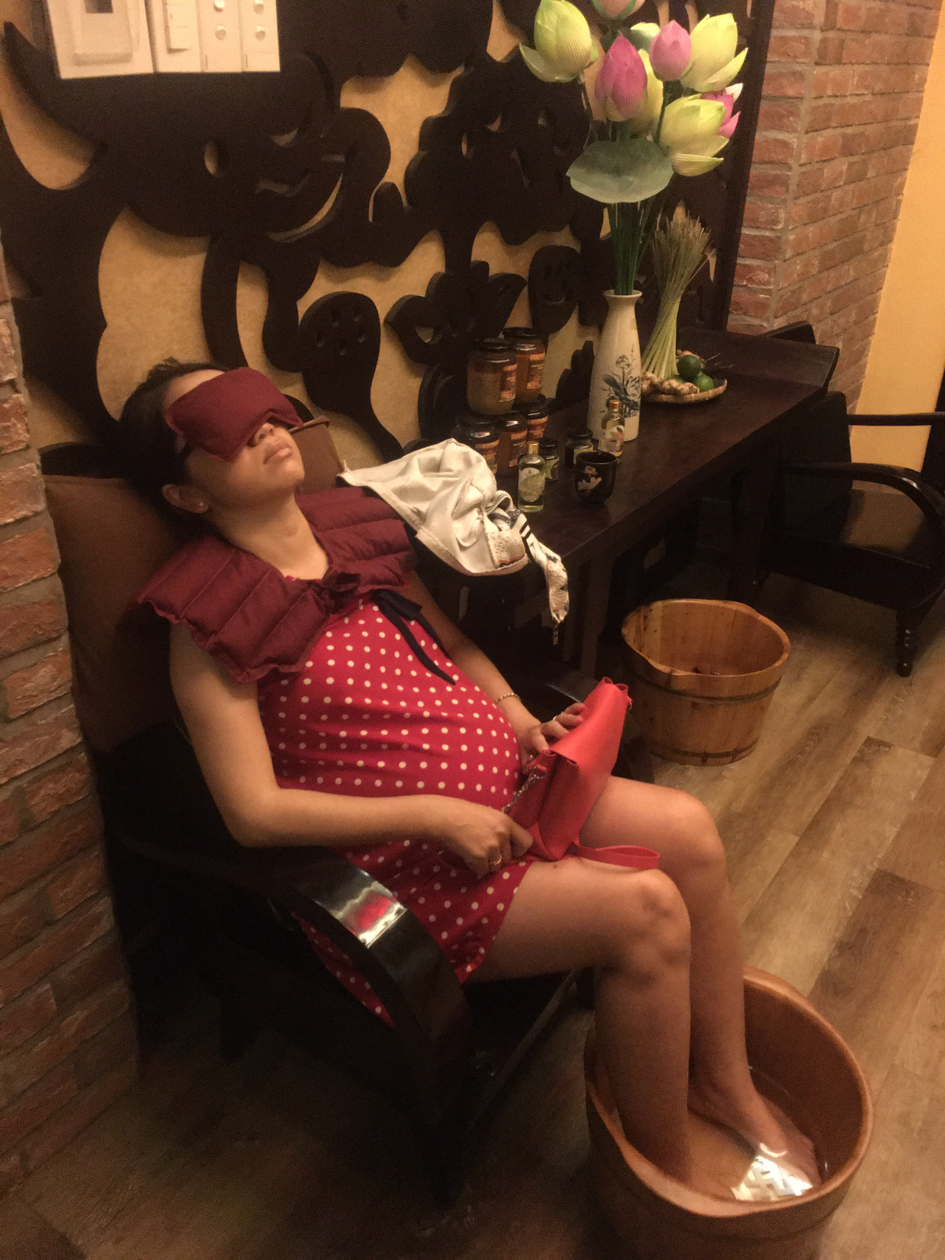 Các bà bầu sẽ được ngâm chân khi đến Spa