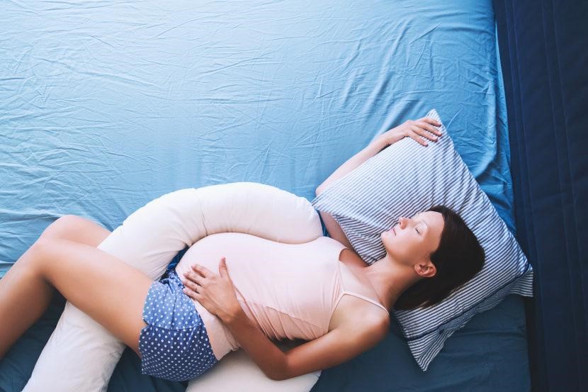 Mẹ nên ngủ đúng tư thế để giảm những ảnh hưởng của đau ngực