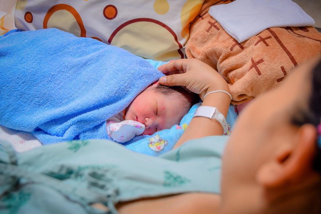 Sinh mổ là phương pháp được nhiều mẹ lựa chọn, tuy nhiên sau sinh mổ cần được theo dõi kỹ để tránh những nguy hiểm xảy ra với mẹ