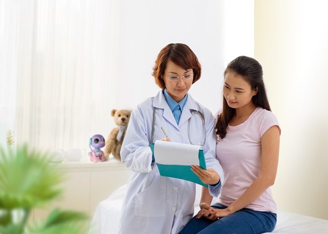 Hãy tham khảo ý kiến của bác sĩ ngay nếu thấy có dấu hiệu vết mổ sau sinh bị nhiễm trùng