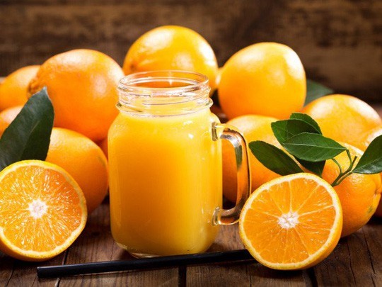 Nước cam cung cấp Vitamin C cho mẹ bầu