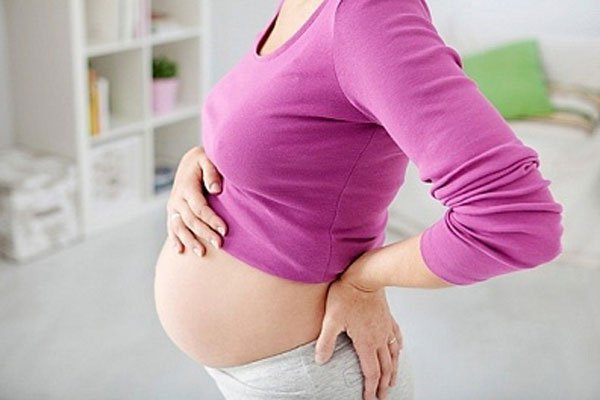 Đau lưng ở mẹ bầu khiến sinh hoạt của mẹ bầu gặp nhiều khó khăn hơn