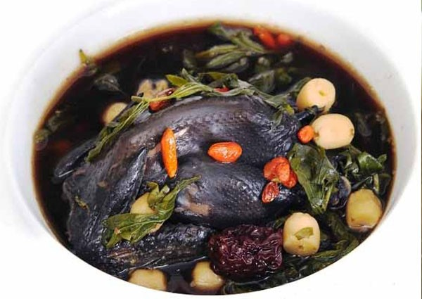 Gà ác hầm hạt sen giúp an thai và hỗ trợ sữa về cho mẹ